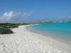 einsamer Sandstrand und kristallklares Wasser auf Los Roques