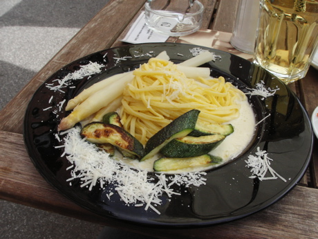 Hausgemachte Pasta mit Spargel und Zucchini