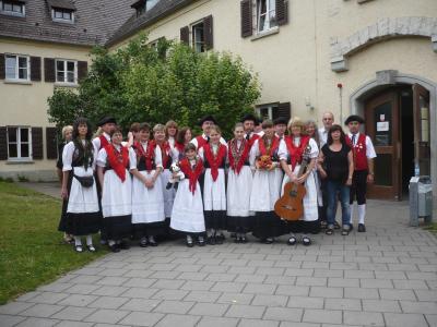 Gruppenbild-vor-der-Jugendherberge