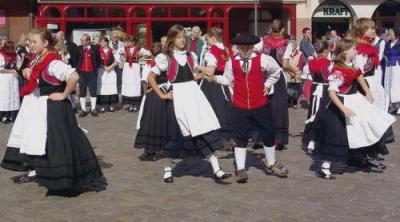 Jugendgruppe-Marktplatz