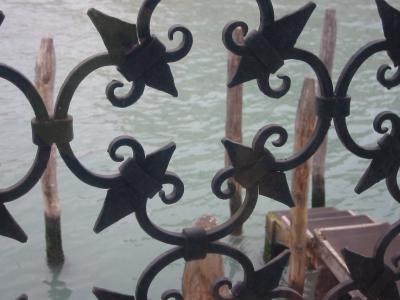 salzgraues Jännerwasser frisst sich durch die Stützen von Atlantis