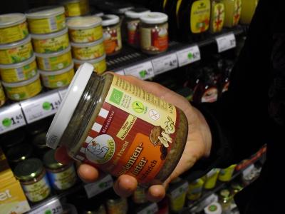 Mit dem V-Label ist auf den ersten Blick klar: Das Produkt ist vegan. Mit dem V-Label ist auf den ersten Blick klar: Das Produkt ist vegan.