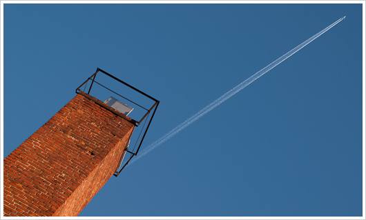 Flugzeug mit Kondensstreifen an blauem Himmel Flugzeug mit Kondensstreifen an blauem Himmel