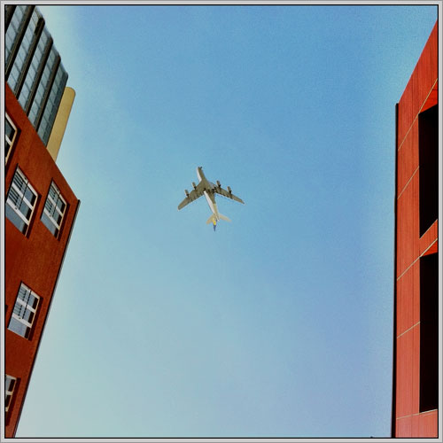 Der Airbus A 380 über Hamburg