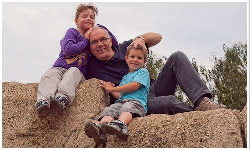 Drei Personen auf einem Stein Drei Personen auf einem Stein