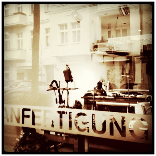 Blick durch ein Fenster in eine Schneiderwerkstatt