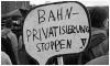 Demonstranten mit Schildern gegen die Bahnprivatisierung