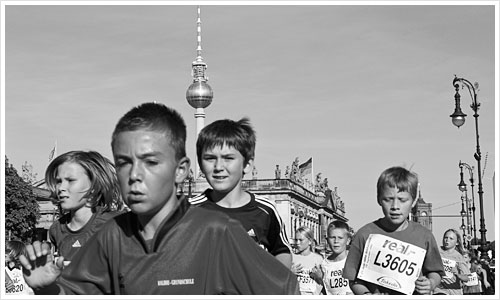 Die Läufer des Bambinimarathon auf der Zielgeraden "Unter den Linden"