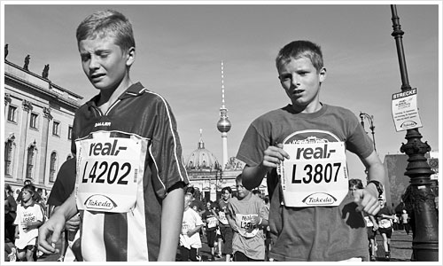 Die Läufer des Bambinimarathon auf der Zielgeraden "Unter den Linden"