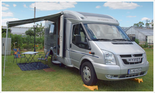 Wohnmobil auf Stellplatz