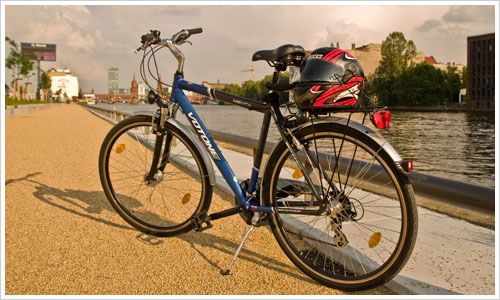 Fahrrad mit Motorradhelm Fahrrad mit Motorradhelm