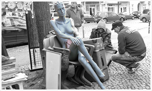 Eine Schaufensterpuppe wartet auf Käufer