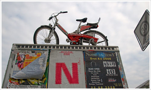Ein Callabike Rad auf einem Telekomkasten