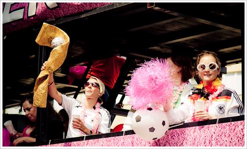 Der Wagen des DFB zum Thema "Fairplay" auf dem CSD