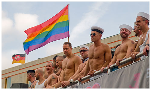 Ein Wagen voller Matrosen beim CSD Berlin
