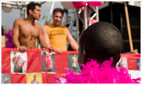 Ein Besucher des CSD schaut einem der Wagen nach