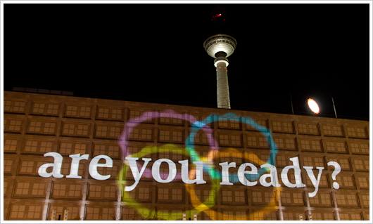 Projezierter Schriftzug auf Hauswand