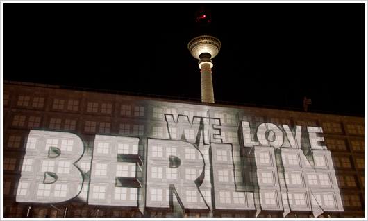 Projezierter Schriftzug auf Hauswand