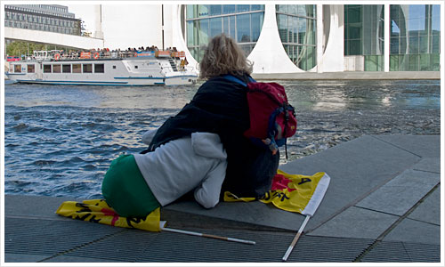 Nach der Demonstration am Ufer der Spree Nach der Demonstration am Ufer der Spree