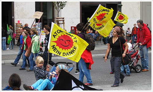 Menschen mit Antiatomkraftfahnen auf dem Weg zum Brandenburger Tor Menschen mit Antiatomkraftfahnen auf dem Weg zum Brandenburger Tor