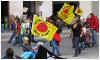 Menschen mit Antiatomkraftfahnen auf dem Weg zum Brandenburger Tor Menschen mit Antiatomkraftfahnen auf dem Weg zum Brandenburger Tor