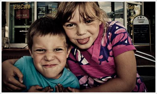 Junge und Mädchen machen faxen für die Kamera Junge und Mädchen machen faxen für die Kamera