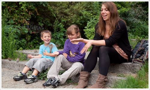Drei Personen auf einer Treppe Drei Personen auf einer Treppe