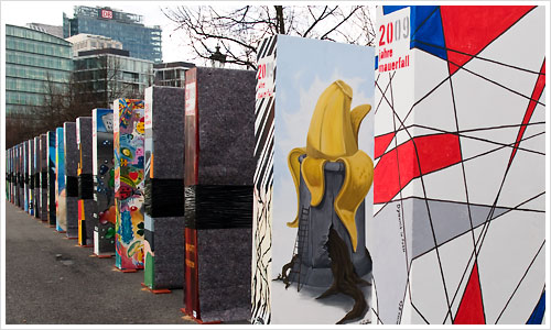 Schön bemalte Dominosteine zum Jahrestag der Maueröffnung Schön bemalte Dominosteine zum Jahrestag der Maueröffnung