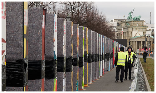 Die Dominosteine stehen in Richtung Brandenburger Tor Die Dominosteine stehen in Richtung Brandenburger Tor