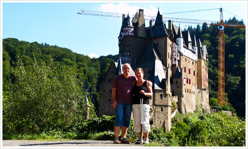 Harald und Ulla vor der Burg Elz