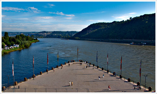 Das Deutsche Eck in Koblenz, eingerahmt von Rhein und Mosel