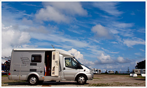 Ein Wohnmobil vor blauem Himmel mit Wolken