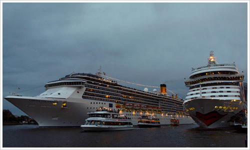 Ausfahrt der Costa Atlantica, vorbei an der AIDA