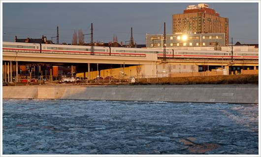 ICE fährt über Viadukt, unten Eis im Fluss ICE fährt über Viadukt, unten Eis im Fluss