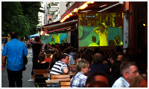 Der ganze Kiez ein Meer von Fußball Der ganze Kiez ein Meer von Fußball