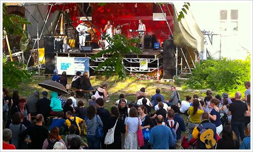 Eine Band auf der Bühne mit Publikum