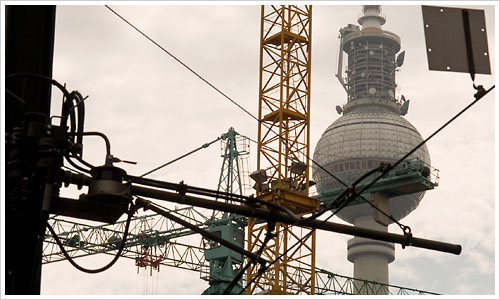Fernsehturm mit Kränen