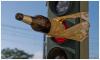 Eine Ampel mit festgeklebter Flasche