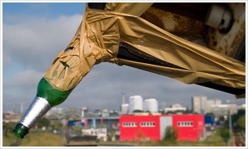 Kaputte Lampe mit festgeklebter Flasche