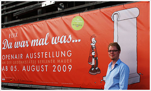 Flix vor dem Plakat der Ausstellung Flix vor dem Plakat der Ausstellung