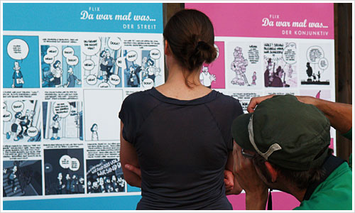 Besucher vor der Comicwand Besucher vor der Comicwand