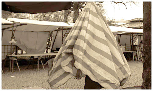 Zusammengeklappter Sonnenschirm