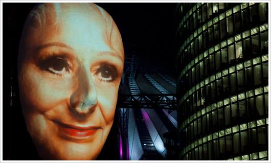 Ein Gesicht neben einem Hochhaus