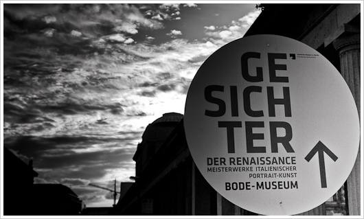 Hinweisschild vor wolkigem Himmel Hinweisschild vor wolkigem Himmel