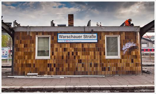 Häuschen auf dem Bahnhof Warschauer Strasse