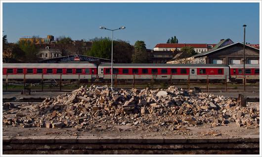 Steinhaufen am Bahnhof Warschauer Strasse