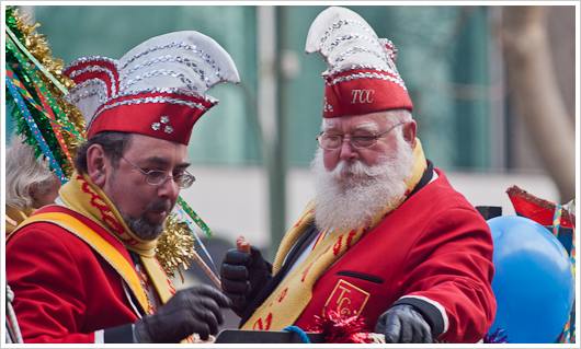 Karnevalshonoratioren auf einem Wagen in Berlin Karnevalshonoratioren auf einem Wagen in Berlin