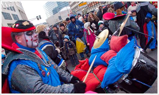 Ein Teilnehmer des Berliner Karnevals mit Kissen auf dem Schlagzeug Ein Teilnehmer des Berliner Karnevals mit Kissen auf dem Schlagzeug