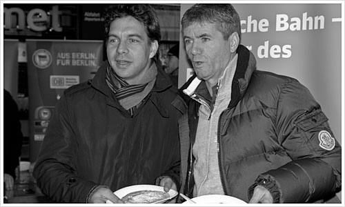 Friedhelm Funkel stellt die Herthawaffeln vor