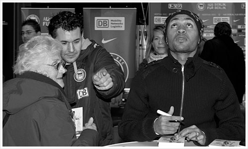 Der Spieler Raffael von Hertha BSC gibt Autogramme